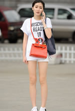 街拍打電話(huà)的短褲長(cháng)細