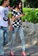 緊身牛仔褲美女襯托纖