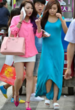 街拍的兩個(gè)好身材時(shí)尚