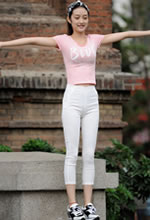 街拍的粉衫白色緊身褲