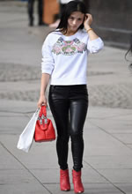 廣場(chǎng)街拍的黑色緊身皮