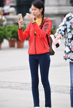 街拍的紅衛衣牛仔褲長(cháng)