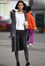 街拍的緊身褲齊肩短發(fā)