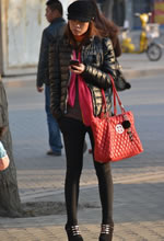 時(shí)尚緊身黑褲等車(chē)妹高