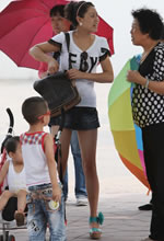 公園里抓拍的長(cháng)細腿苗