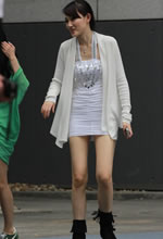 街拍的銀色緊身短裙好