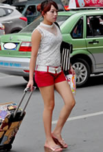 汽車(chē)站抓拍的紅色短褲