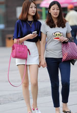 街拍的兩個(gè)齊肩短發(fā)漂