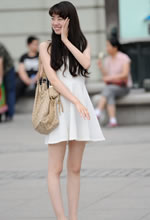 街拍的白色連衣裙細腿