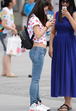 街拍的唇印T恤緊身牛