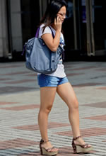 街拍的牛仔熱褲圓潤大