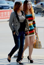 街拍的兩個(gè)豐滿(mǎn)身材時(shí)