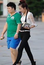 街拍的緊身黑褲丸子頭