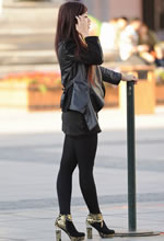 新城廣場(chǎng)街拍的厚黑絲