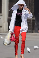 電信廣場(chǎng)街拍的緊身紅