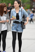 街拍的牛仔裝馬尾黑絲