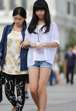 街拍的牛仔短褲白皙美