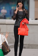 街拍的鏤空黑紗衣緊身