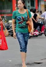 街拍過(guò)馬路的七分褲美