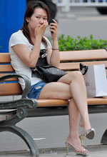 長(cháng)椅休息的美腿少婦肌