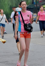 青城公園抓拍的白嫩美