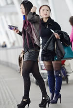 體育場(chǎng)外抓拍的兩個(gè)黑