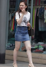 街拍的牛仔裙白嫩美腿