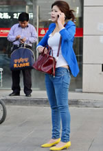 八一路街拍的緊身牛仔