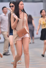 街拍的緊身熱褲清涼裝
