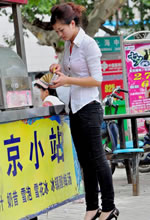 白襯衫鉛筆褲美女街頭