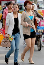 街拍過(guò)馬路的包臀短裙