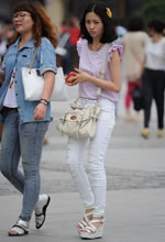 南門(mén)廣場(chǎng)街拍的坡高白