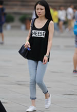 街拍的黑色背心緊身牛