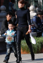 街拍的牛仔褲長(cháng)筒靴美