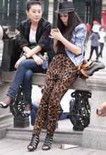 街拍的豹紋連體褲禮帽