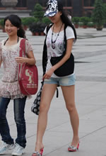 街拍的鴨舌帽長(cháng)細腿苗