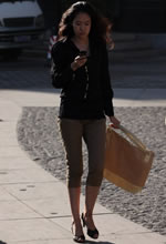 街拍的七分褲大波浪披