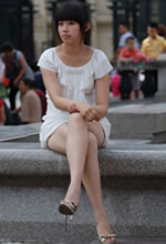 廣場(chǎng)花壇抓拍的白皙美