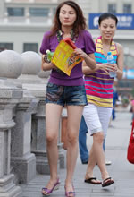 愛(ài)民廣場(chǎng)街拍的牛仔短