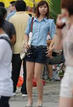 街拍的藍衫牛仔短褲肉