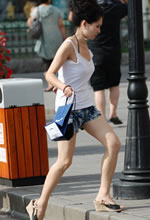 街拍的白色背心牛仔熱