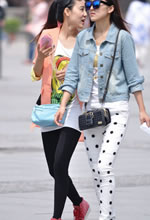 街拍的兩個(gè)穿著(zhù)時(shí)尚苗