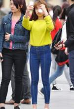 廣場(chǎng)街拍緊身牛仔褲可