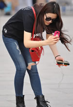 街拍的牛仔褲短靴墨鏡