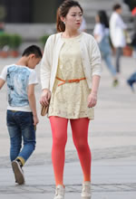 街拍的身材稍顯豐滿(mǎn)紅