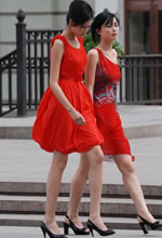 街拍的大紅連衣裙高挑