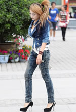 街拍的牛仔裝高挑妖艷