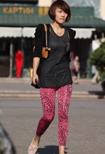 街拍的漆皮緊身褲短發(fā)