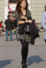 街拍的長(cháng)衫黑漆皮緊身