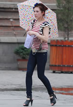 打遮陽(yáng)傘的藍色牛仔褲